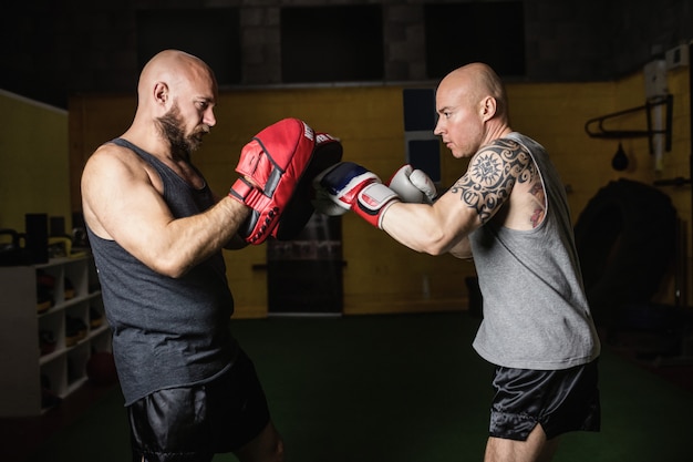 Pugilistas praticando boxe no estúdio de fitness