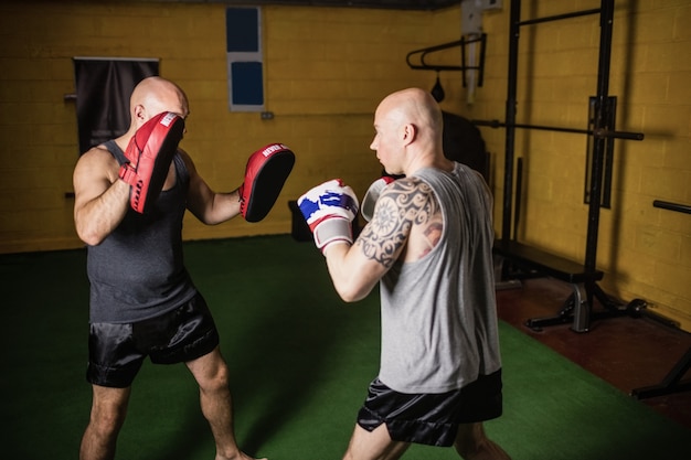 Pugilistas praticando boxe no estúdio de fitness