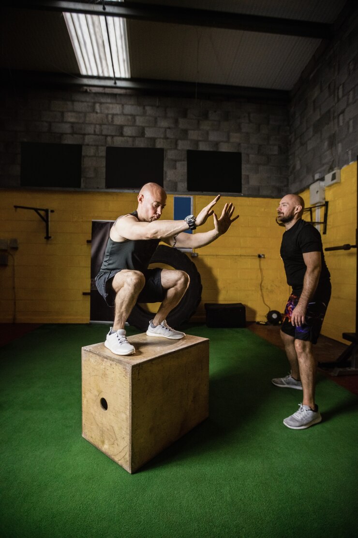Foto grátis pugilistas tailandeses praticando na caixa de madeira