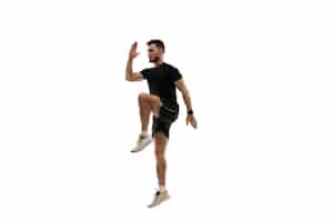 Foto grátis pulando alto. treinamento de desportista profissional caucasiano no estúdio branco.