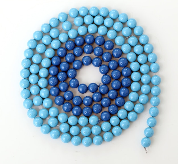 Pulseira azul em um fundo branco