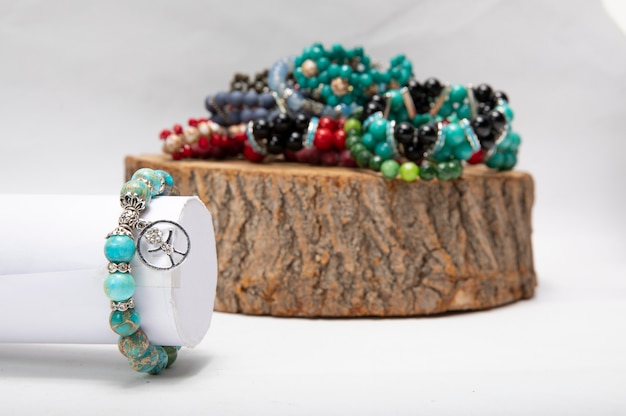 Foto grátis pulseiras com ornamentos metálicos e pedras.