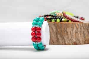 Foto grátis pulseiras feitas de pérolas e pedras coloridas.