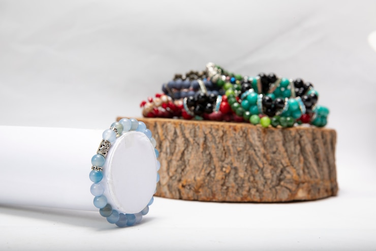 Foto grátis pulseiras feitas de pérolas e pedras coloridas.