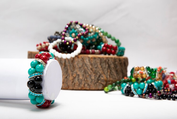 Foto grátis pulseiras feitas de pérolas e pedras coloridas.