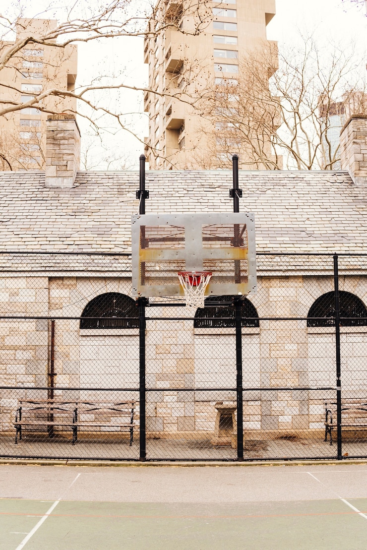Foto grátis quadra de basquete vazia na cidade