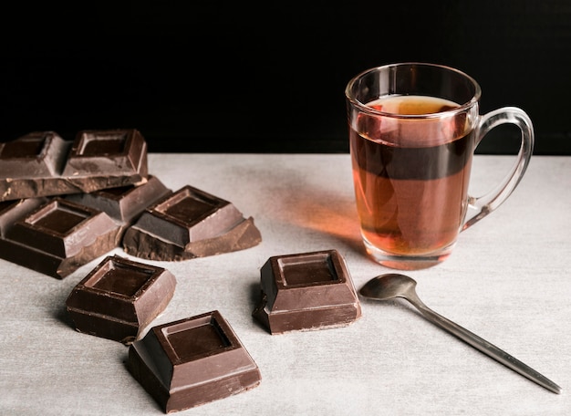 Foto grátis quadrados de barra de chocolate e bebidas de alto ângulo