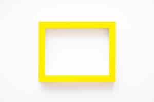 Foto grátis quadro amarelo em branco