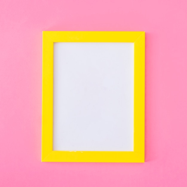 Quadro amarelo em rosa