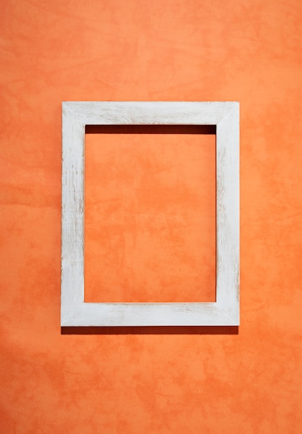 Quadro branco plano em fundo laranja