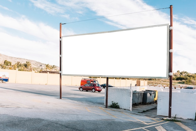 Quadro branco vazio no estacionamento em concreto