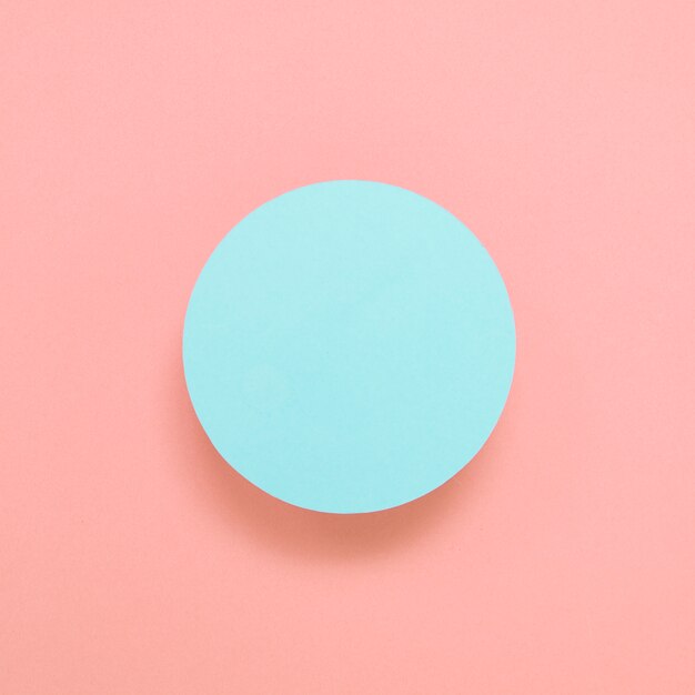 Quadro circular azul em branco sobre fundo colorido