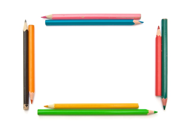 Quadro colorido de aparas de lápis de madeira em fundo branco. objeto isolado.