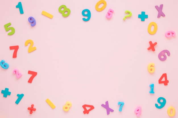 Foto grátis quadro colorido de números e letras de matemática com vista superior do espaço da cópia