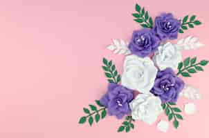 Foto grátis quadro com flores de papel de primavera em fundo rosa