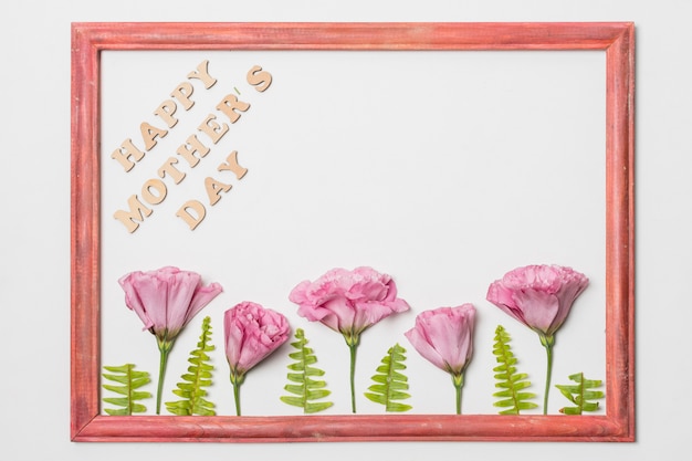 Foto grátis quadro com flores frescas e plantas perto de feliz dia das mães título