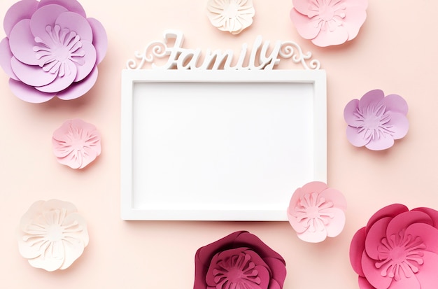 Foto grátis quadro com ornamento de papel floral ao lado