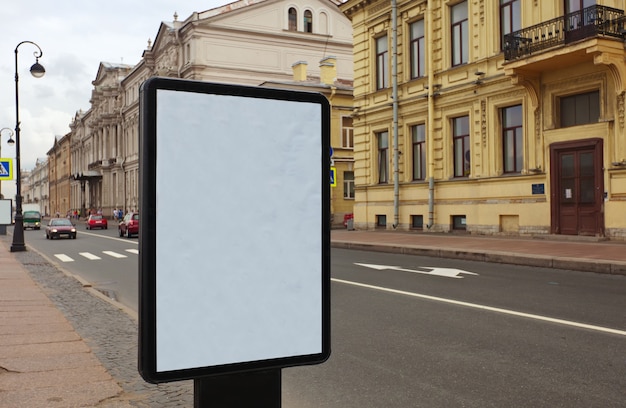 Quadro de avisos em branco na rua da cidade