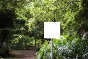 Foto grátis quadro de avisos vazio branco no parque com fundo da natureza.