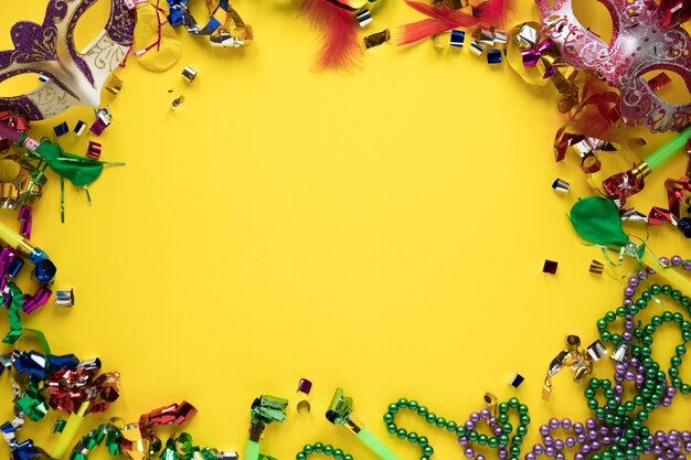 Quadro de coisas de carnaval em amarelo