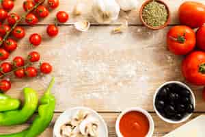 Foto grátis quadro de comida com tomates e azeitonas