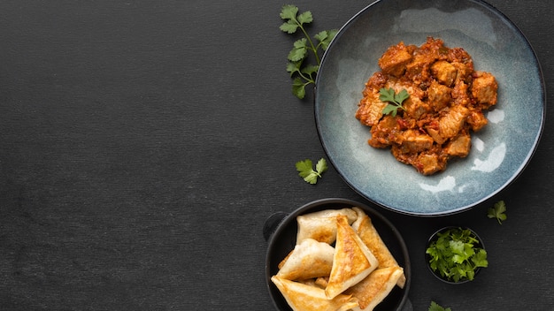 Quadro de comida indiana de cima com cópia-espaço