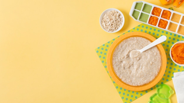 Quadro de comida para bebê em fundo amarelo