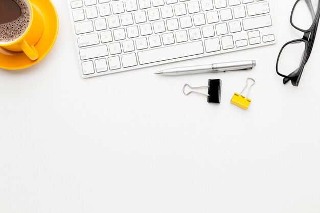 Quadro de conceito de mesa com teclado