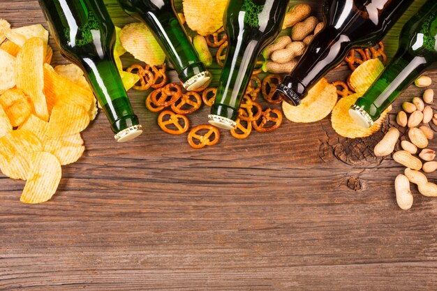 Quadro de garrafas de cerveja com pretzels