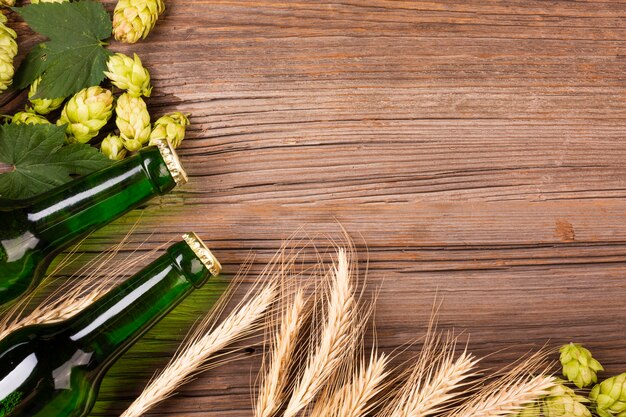 Quadro de garrafas de cerveja e trigo com espaço de cópia