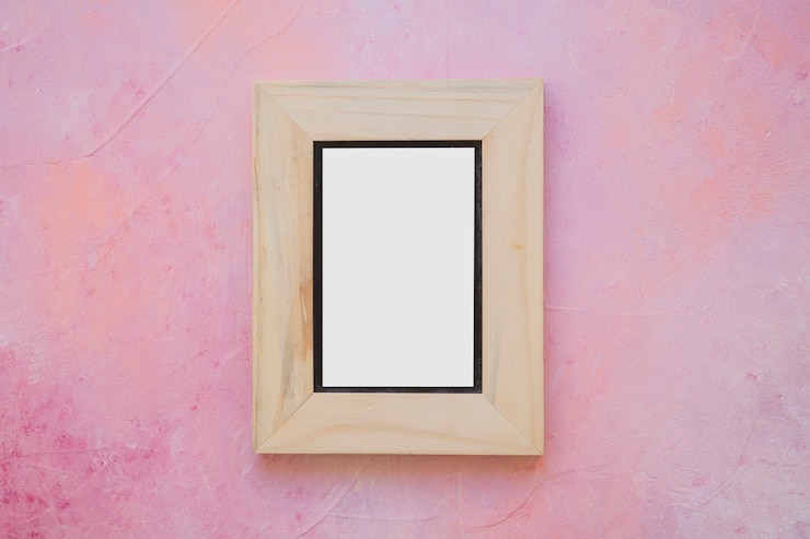 Foto grátis quadro de madeira branco na parede pintada de rosa