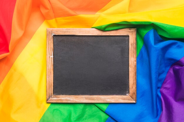Quadro de madeira e bandeira LGBT amassado