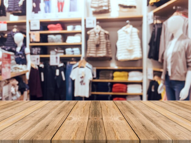 Quadro de madeira fundo vazio da tabela vazia. Perspectiva de madeira marrom sobre borrão na loja de departamentos - pode ser usado para exibir ou montar seus produtos. Inscreva-se para exibir o produto.
