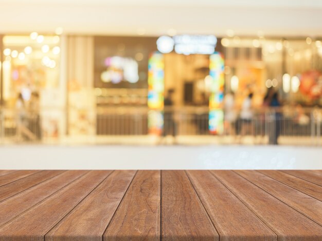 Quadro de madeira fundo vazio da tabela vazia. Perspectiva madeira marrom sobre borrão na loja de departamentos