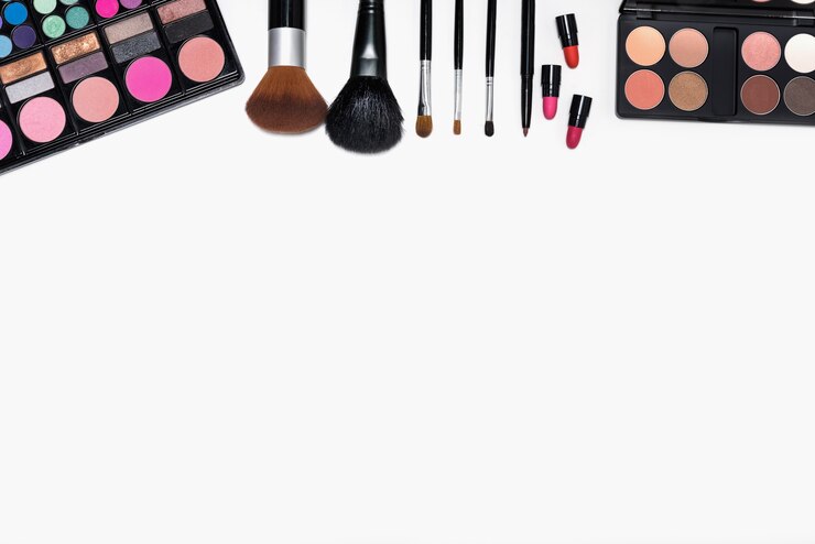 Foto grátis quadro de maquiagem cosméticos e escovas no fundo branco