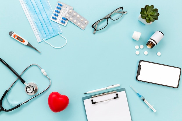 Foto grátis quadro de medicamento na mesa