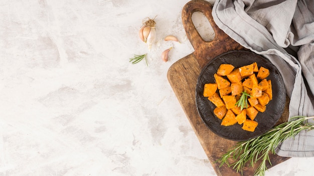 Foto grátis quadro de refeição de batatas com cópia-espaço