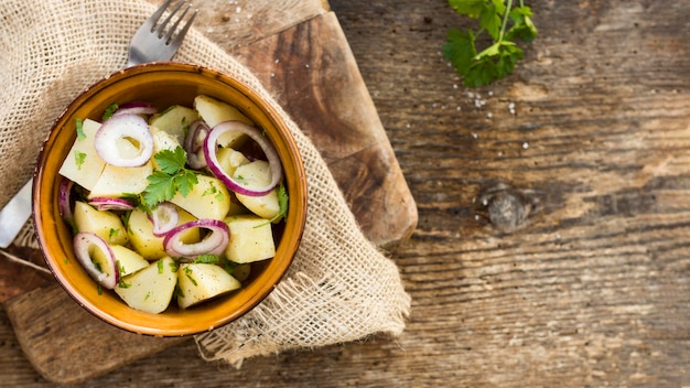 Quadro de salada de batata de vista superior com cópia-espaço