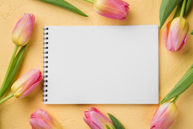Quadro de tulipas ao lado do notebook