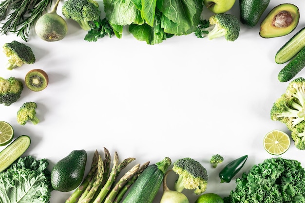 Foto grátis quadro de vegetais frescos verdes sobre um fundo branco o conceito de alimentos crus