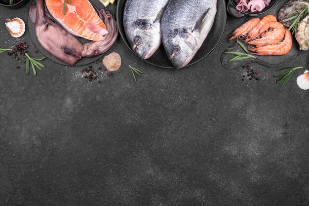 Quadro de vista superior de deliciosos tipos de peixes copie o espaço