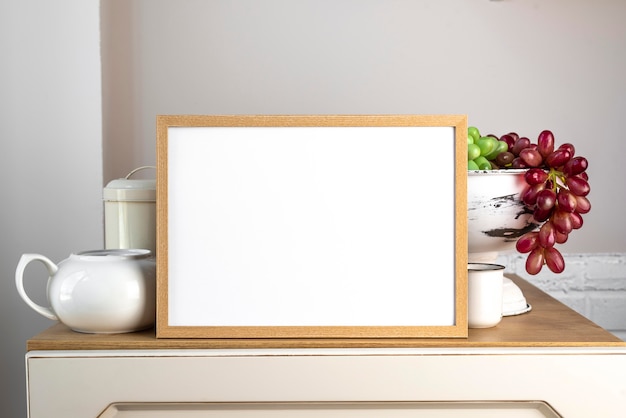 Quadro em branco ao lado de utensílios de mesa de cozinha