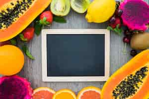 Foto grátis quadro em branco cercado por frutas de verão