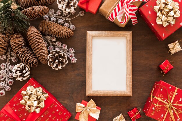 Quadro em branco com caixas de presente e cones