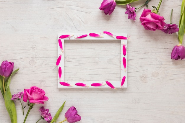 Foto grátis quadro em branco com flores diferentes na mesa