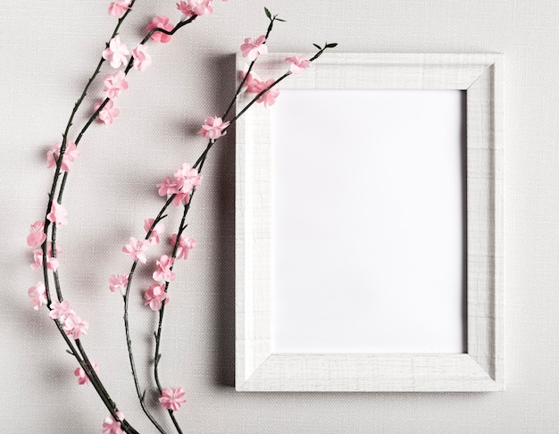 Quadro em branco com lindas flores ao lado