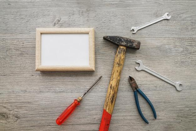 Quadro em branco e diferentes ferramentas para o dia dos pais