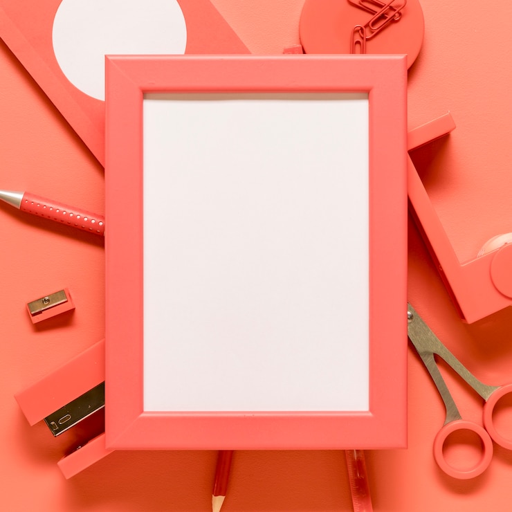 Foto grátis quadro em branco e papelaria rosa na superfície colorida