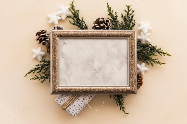 Foto grátis quadro em branco em galhos verdes