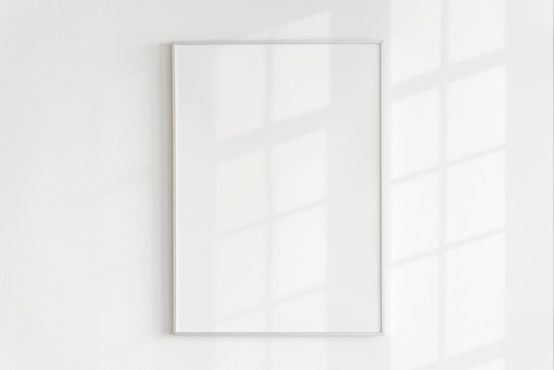 Quadro em branco em uma parede com luz natural